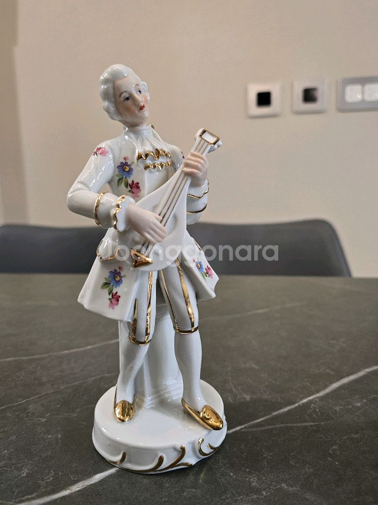 연주하는 남자 도자기 인형--6