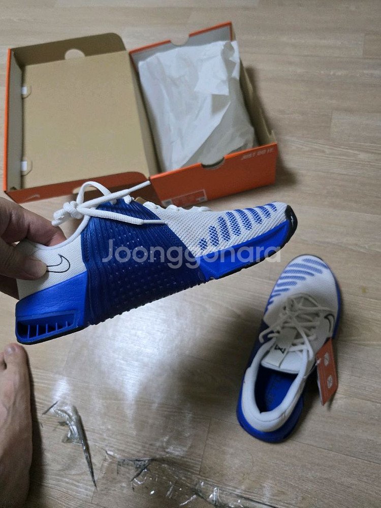 나이키 메트콘9 흰색+파랑 275 새상품 91000원 판매평상시 270신으시는 분들께 맞는 사이즈입니다택도 안뗀 상--2