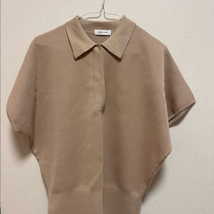 플리츠플리즈 베이지 반팔 셔츠