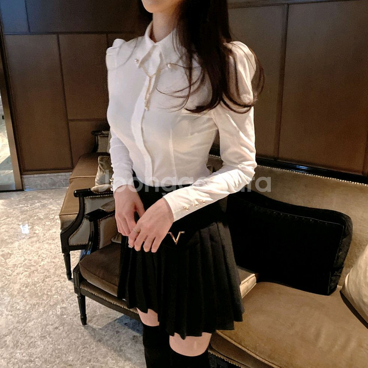 [드벨라] 퍼프 슬림 진주체인 블라우스+브이 미니 플리츠스커트 (새상품)--1