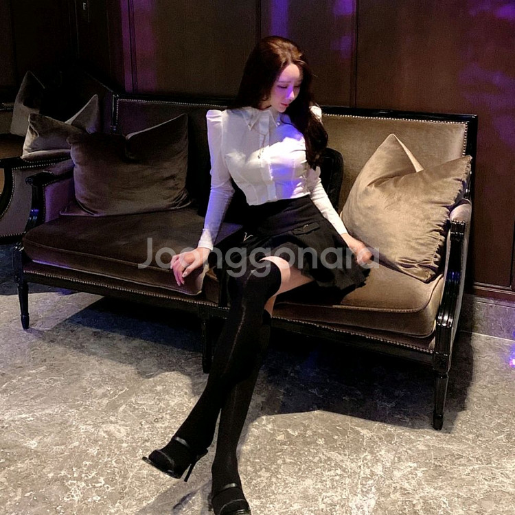 [드벨라] 퍼프 슬림 진주체인 블라우스+브이 미니 플리츠스커트 (새상품)--7