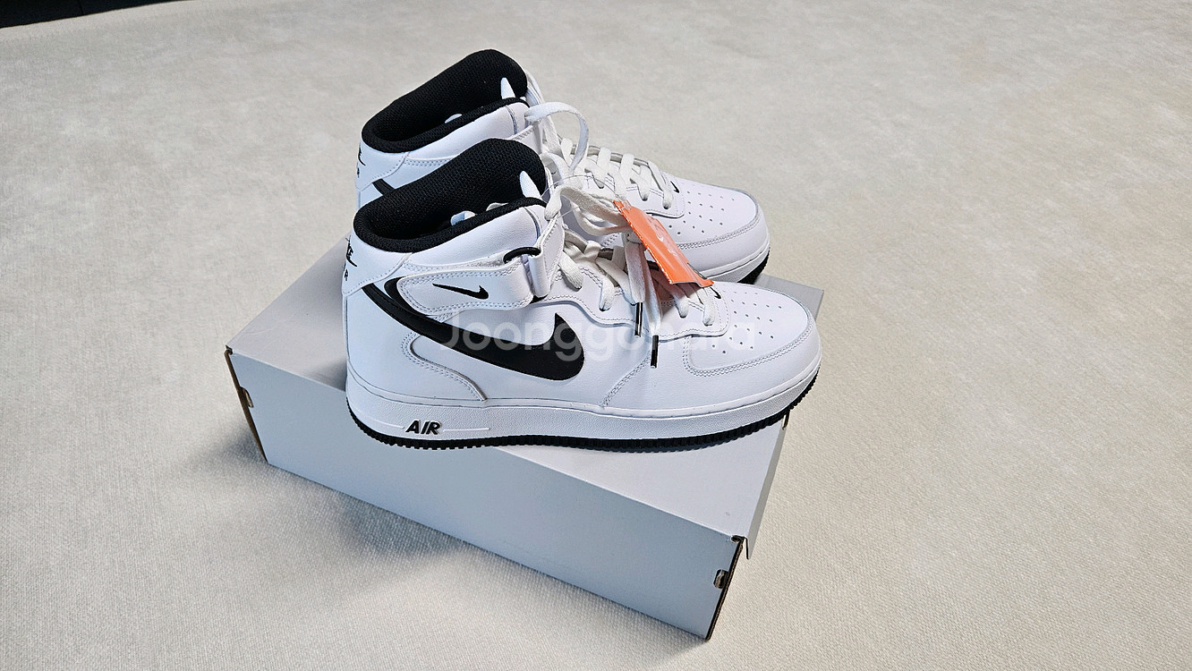 (새상품) 나이키 에어포스1 미드 흰검 275--1