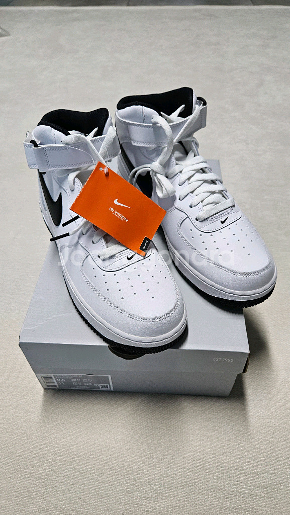 (새상품) 나이키 에어포스1 미드 흰검 275--2