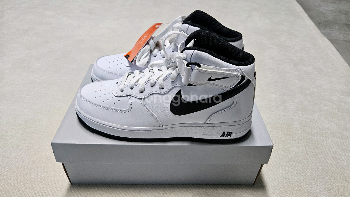 (새상품) 나이키 에어포스1 미드 흰검 275--0