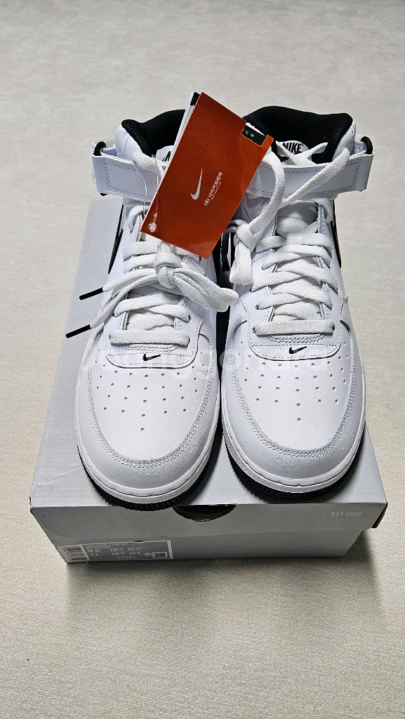 (새상품) 나이키 에어포스1 미드 흰검 275--3