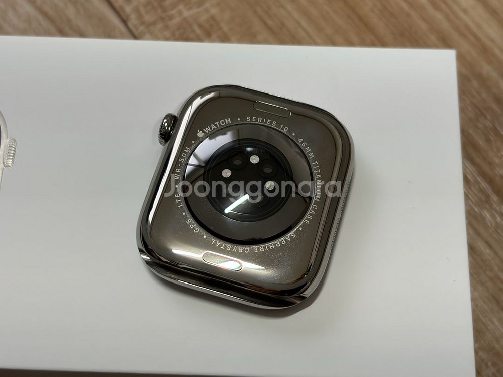 애플워치10 네추럴티타늄 46mm 팝니다--2