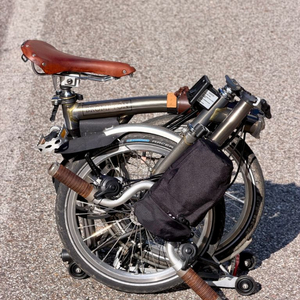 브롬톤 접이식 자전거 M6R 풀옵션 로우라커 프리미엄 단종 색상