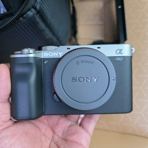 소니 풀프레임 미러리스 A7C 신번들킷 팝니다. 흑갈리 추금+교신도 합니다