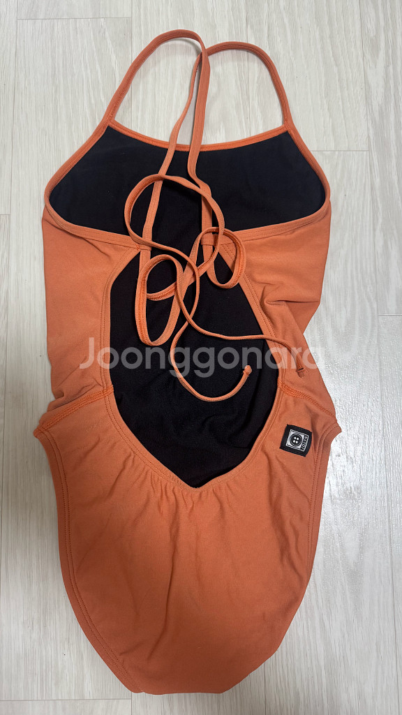 졸린 아미 타우닌 / 나이키 위스퍼 수영복--3