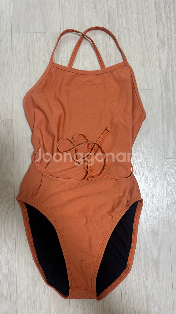 졸린 아미 타우닌 / 나이키 위스퍼 수영복--2