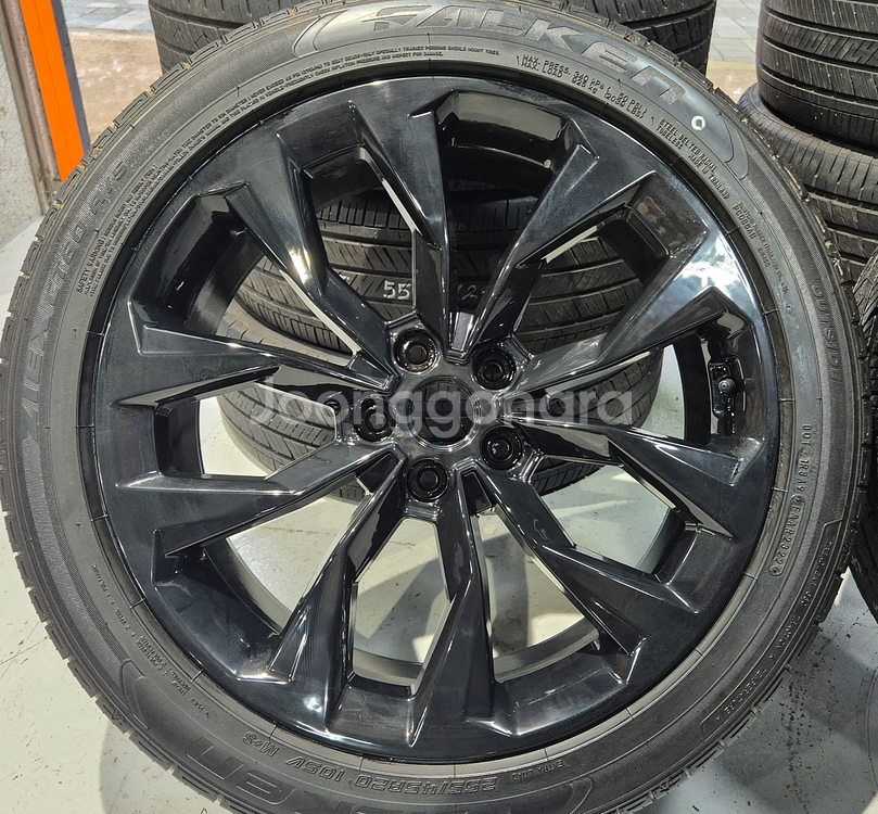 쏘렌토 MQ4 20인치 블랙 중고 휠 타이어 팝니다.--2