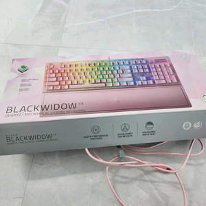 레이저 블랙위도우 V3 쿼츠 키보드팔아요(채터링으로 수리가능한사람)