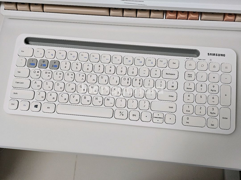 삼성 무선키보드 무소음 블루투스 펜타그래프 키보드 멀티페어링 SK-P1000 화이트--0