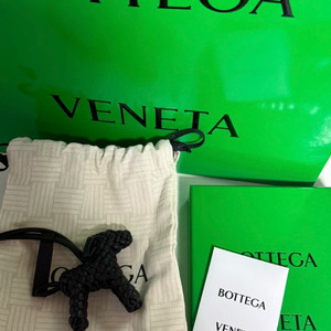 보테가 베네타 강아지 키링 블랙 새상품(포장만 뜯음)