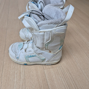 살로몬 여성용 스노우보드 부츠 235 팝니다.