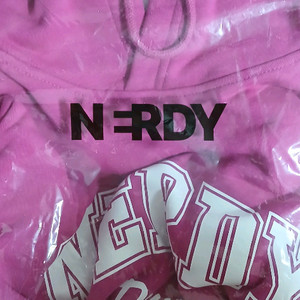널디 아웃라인 아치 로고 후디 플럼 S사이즈 판매합니다