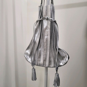 조셉앤스테이시 럭키 플리츠 쇼퍼 크랙 실버