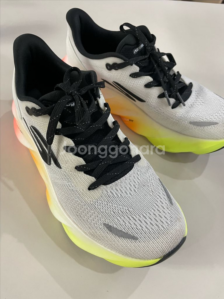 스케쳐스 에어로 버스트 러닝화 카본화 265사이즈--2