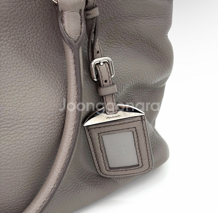 [OS] 프라다 비텔로 다이노 레더 탑 핸들 토트백 숄더백 그레이 은장--6