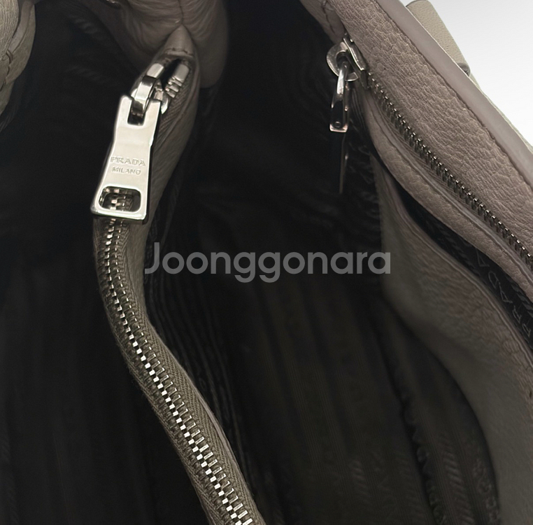 [OS] 프라다 비텔로 다이노 레더 탑 핸들 토트백 숄더백 그레이 은장--8