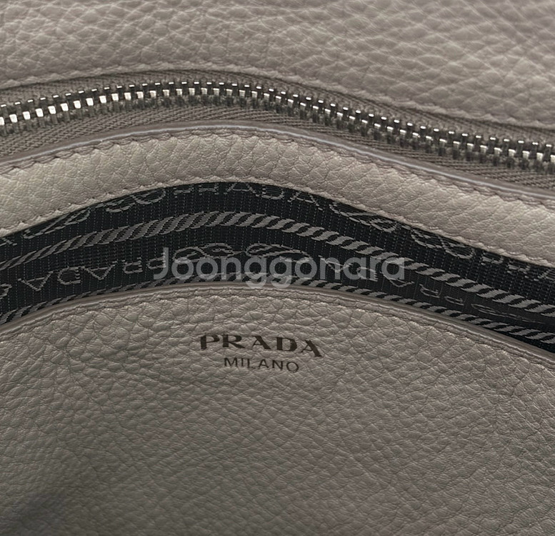 [OS] 프라다 비텔로 다이노 레더 탑 핸들 토트백 숄더백 그레이 은장--7
