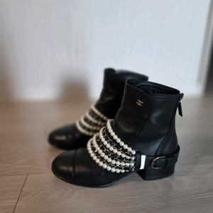 샤넬 진주 장식 앵클부츠