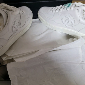 샤넬 CC 로고 스니커즈 42 황금사이즈