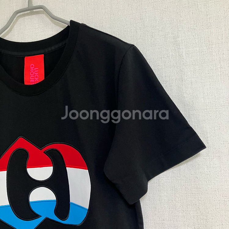 럭키슈에뜨 블랙 반팔 티셔츠--1