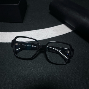 샤넬 하트 로고 스퀘어 안경(GD안경) 풀박스 팔아요