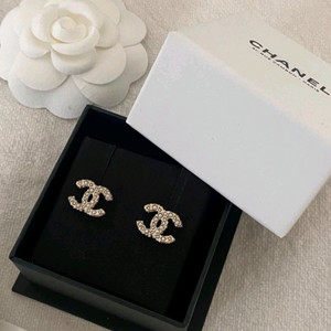 샤넬 cc이어링 A64766 샴페인골드 진주 이어링 판매합니다