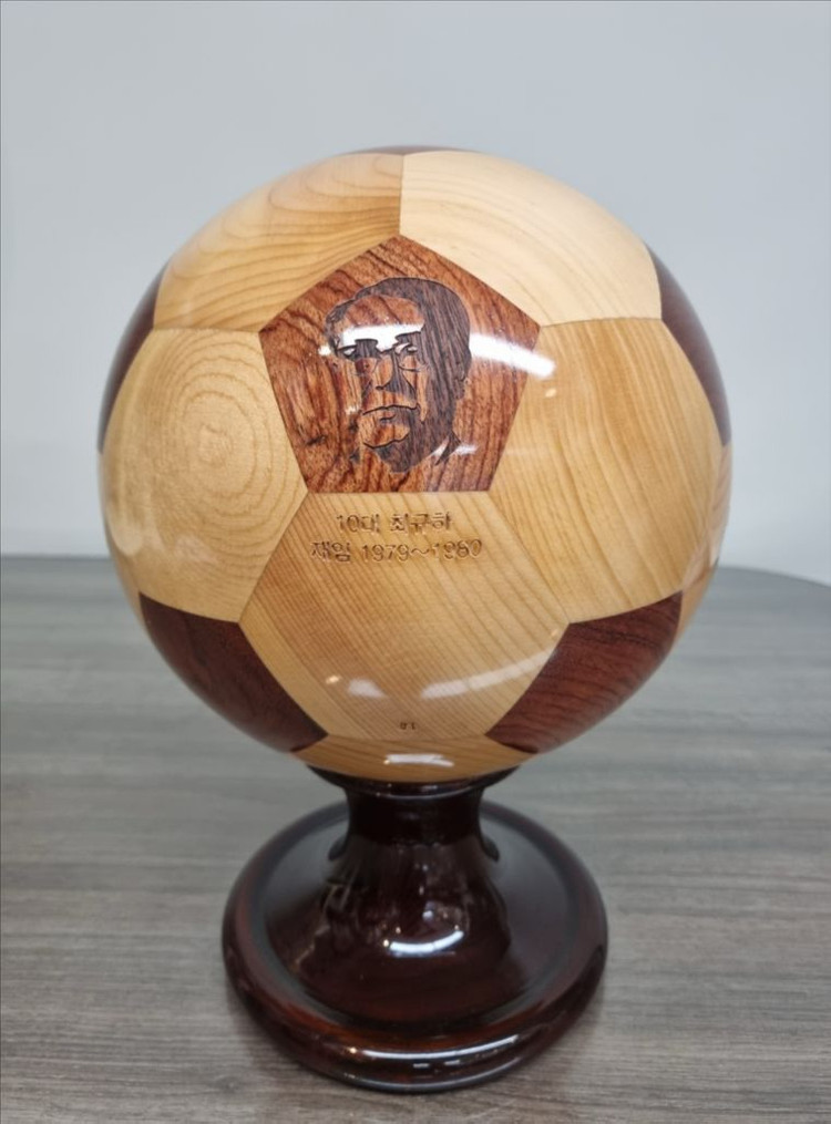 [명품 골동품] 2002 한일 월드컵 기념 제10대 최규하 대통령 축구공 나무 조각상--1