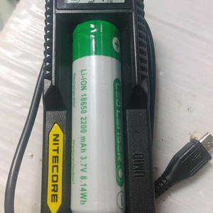 NITECORE UM10 배터리 충전기