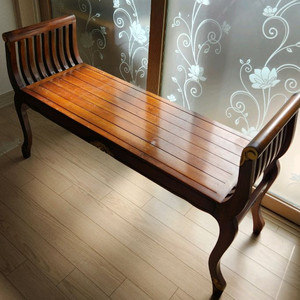 앤틱 스타일 나무 벤치