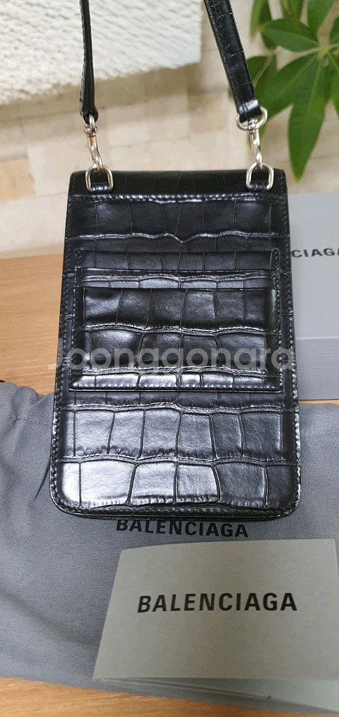 발렌시아가 폰홀더백/크로스백 정품S급(감정O)구찌프라다루이비통디올고야드샤넬셀린느보테가생로랑--2