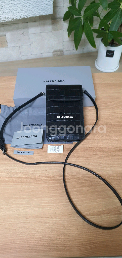 발렌시아가 폰홀더백/크로스백 정품S급(감정O)구찌프라다루이비통디올고야드샤넬셀린느보테가생로랑--0