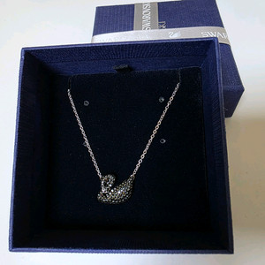 스와로브스키 블랙스완 실버 목걸이 팝니다