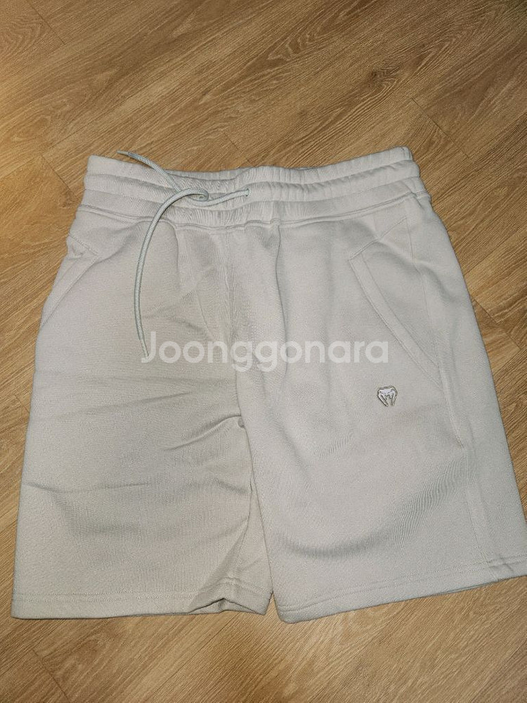 [새상품]베넘 베이지 색상 반바지 팝니다--0