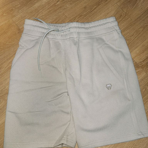 [새상품]베넘 베이지 색상 반바지 팝니다