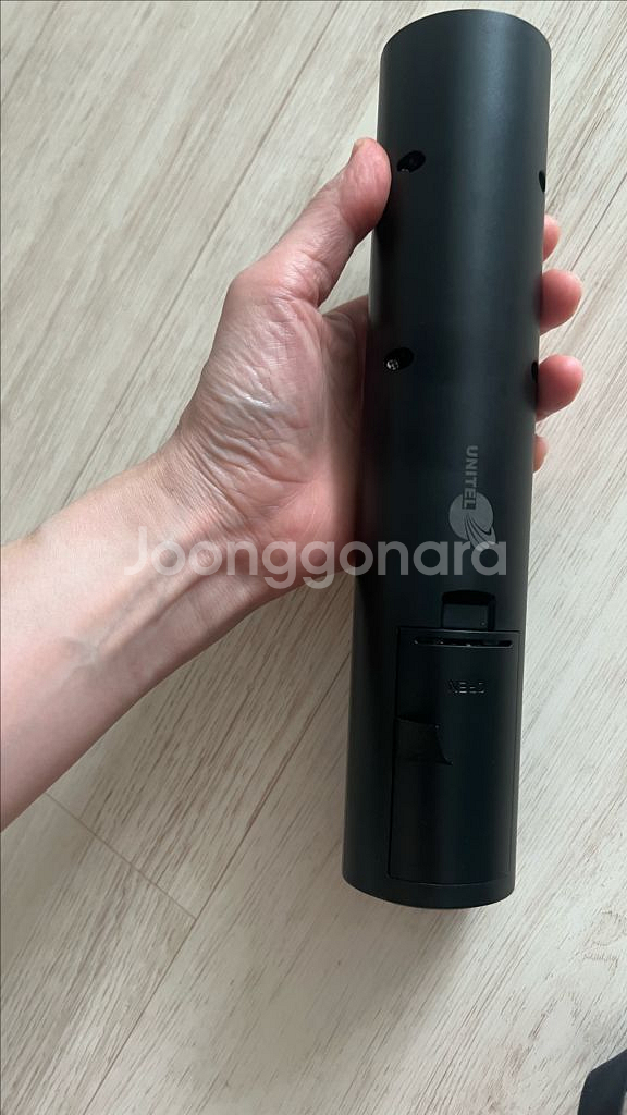 Unitec 전동 와인 오프너 건전지 네개 포함색상은 블랙이고, 작동을 위해 AA 건전지로 작동하며 현재 사용 가능--2