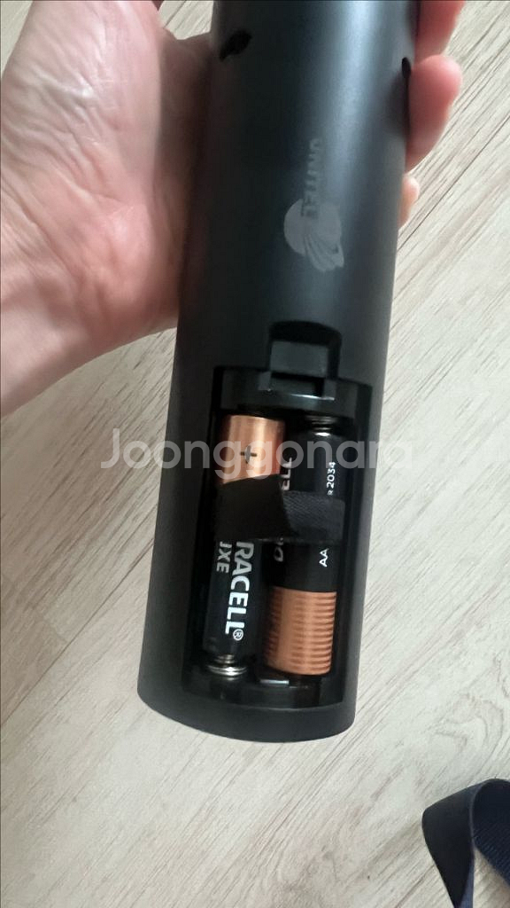 Unitec 전동 와인 오프너 건전지 네개 포함색상은 블랙이고, 작동을 위해 AA 건전지로 작동하며 현재 사용 가능--3