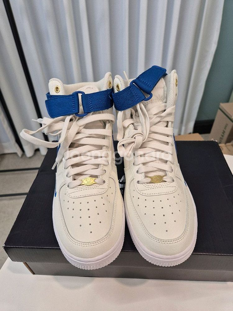 나이키 에어포스 우먼 하이 새상품. 250--1