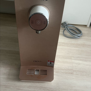 쿠쿠 인앤아웃 냉온 정수기음성 지원되는 모델입니다. 앞면에 사용감 조금 있어요 4인치 필터 사용하시면 됩니다. 이사