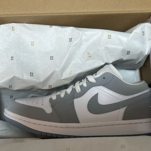나이키 조던 1 로우 울프그레이 팝니다 240사이즈