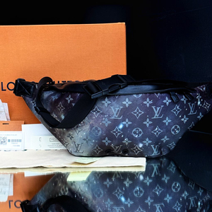 [새상품급]루이비통 디스커버리 갤럭시 힙색 범백 M44444