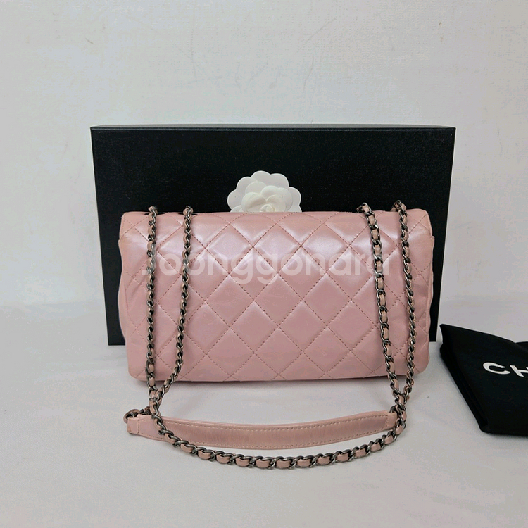 샤넬 미듐 카프스킨 크로스백--1