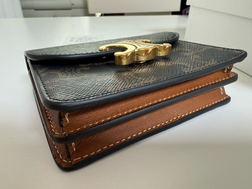 셀린느 트리옹프 패턴 캔퍼스 반지갑 이미지