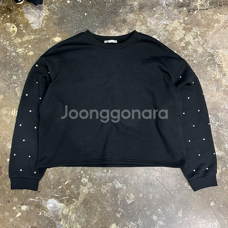 L) ZARA 자라 큐빅 스터드 오버핏 크롭 맨투맨티셔츠 맨투맨티--0