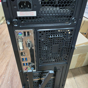 i7 7700 , RAM 32GB , GTX 1060 3GB , SSD 1TB , 23인치 모니터