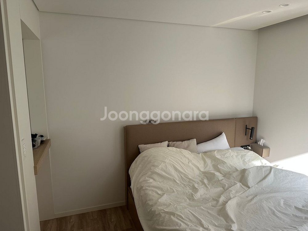 [!!!급처!!!]원목 침대프레임 + 퀸사이즈 매트리스 세트 + 협탁 세트--1