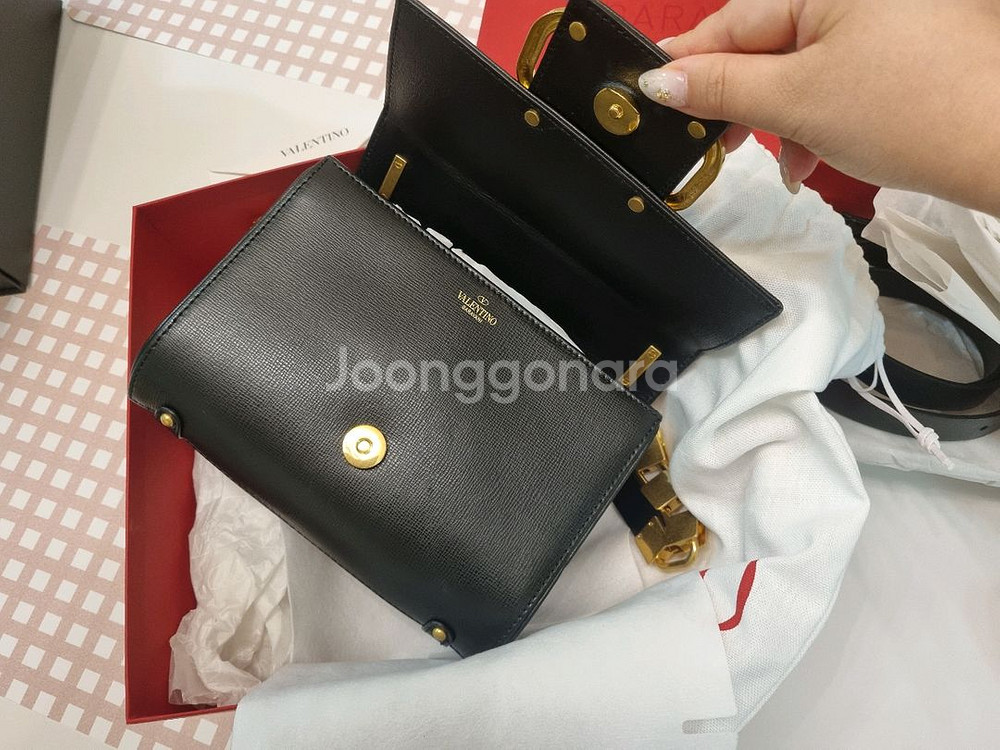 정품.발렌티노 스탐파알체 스터드 숄더백.손예진가방--1